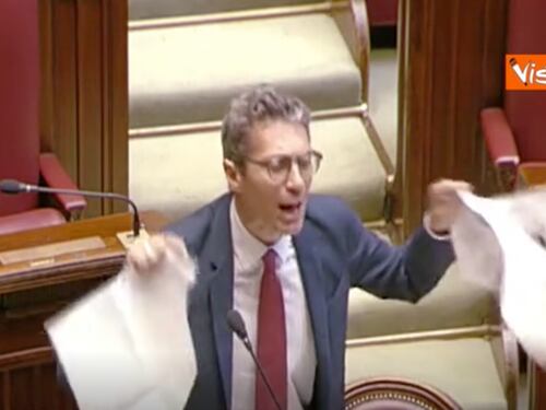 “È un colpo di Stato”. Riccardo Magi protesta in Aula, viene espulso e occupa l’emiciclo