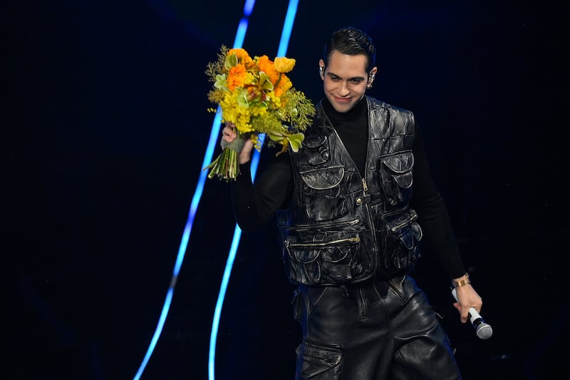 Sanremo 2024: ecco il look della prima serata del Festival di Mahmood 6