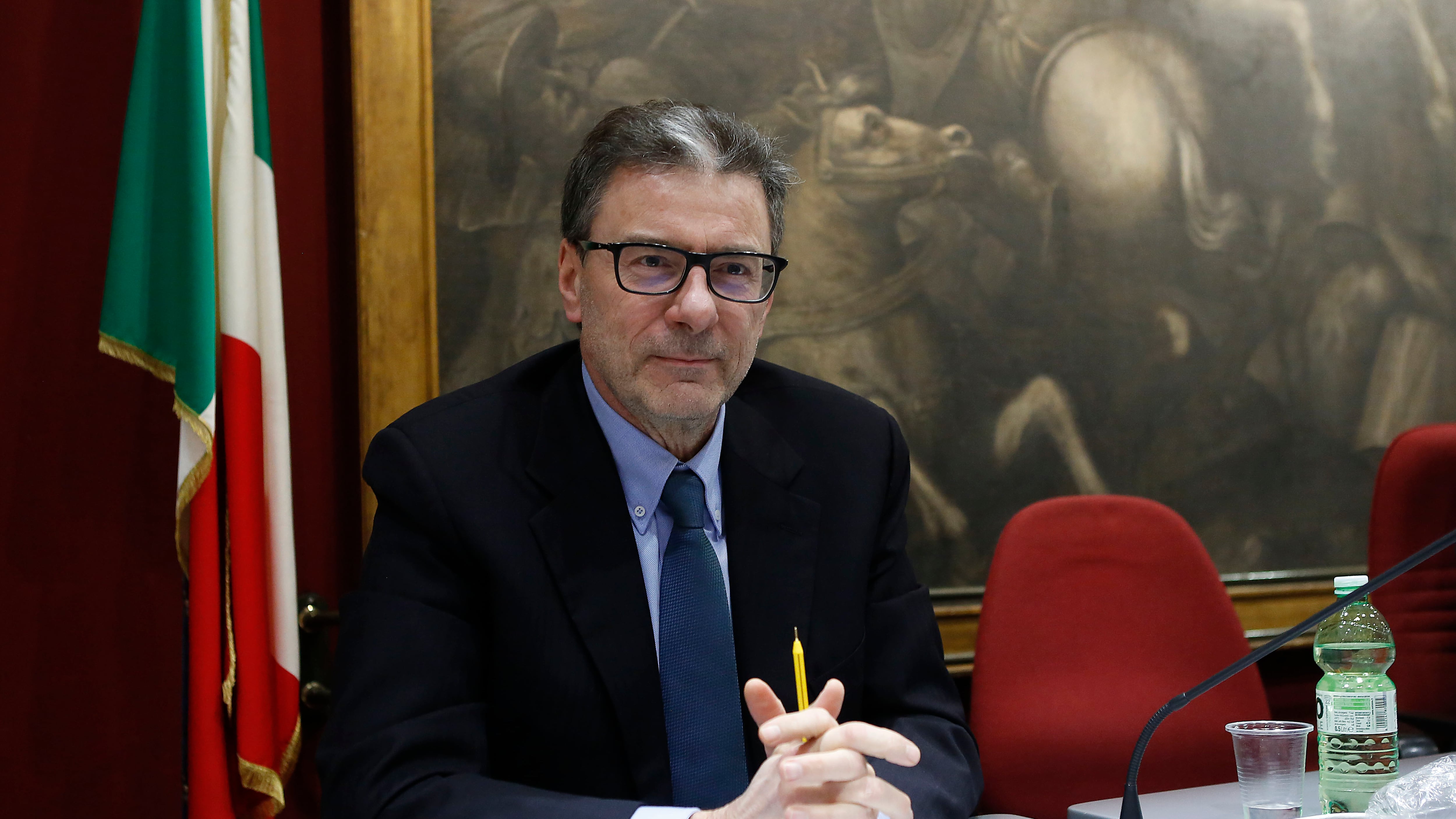 Giorgetti annuncia sgravi sull'Irpef. E i trattori annullano la "marcia" su Roma