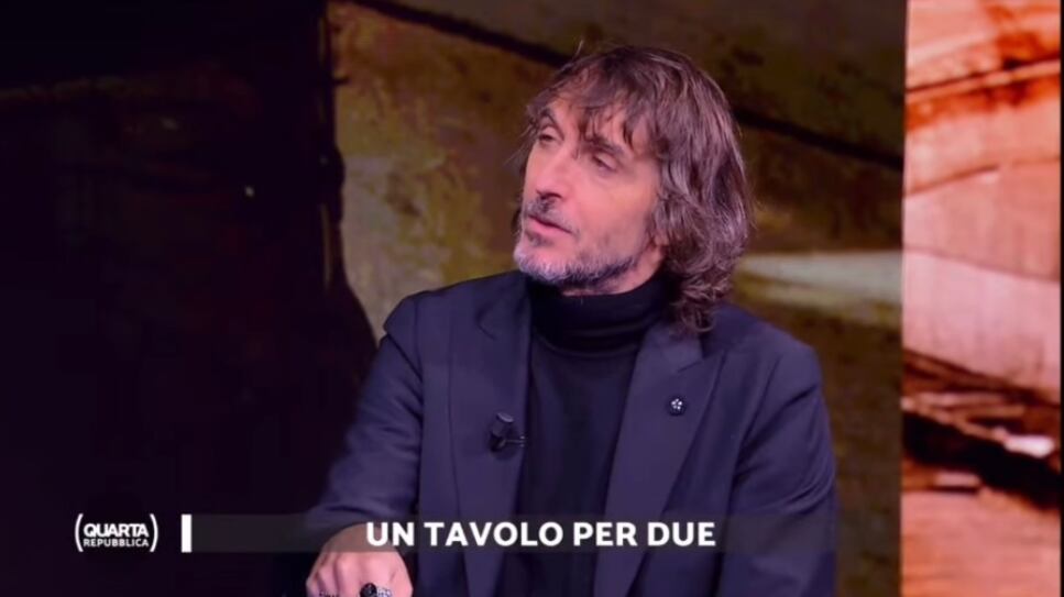 "Intanto altri agenti feriti". Cruciani contro Zerocalcare e la sinistra che grida al regime