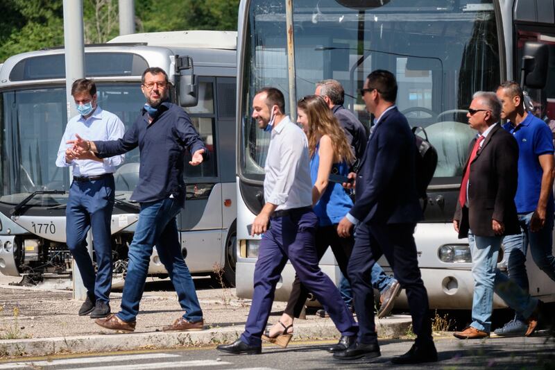 Il blitz di Salvini nella rimessa Atac presa di mira dai nomadi 10