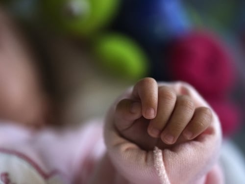 Scaraventa a terra bimbo di 3 mesi: mamma accusata di omicidio