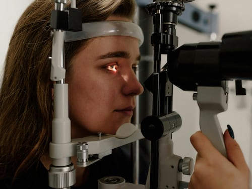 Distacco della retina: i segnali da non ignorare e cosa fare subito