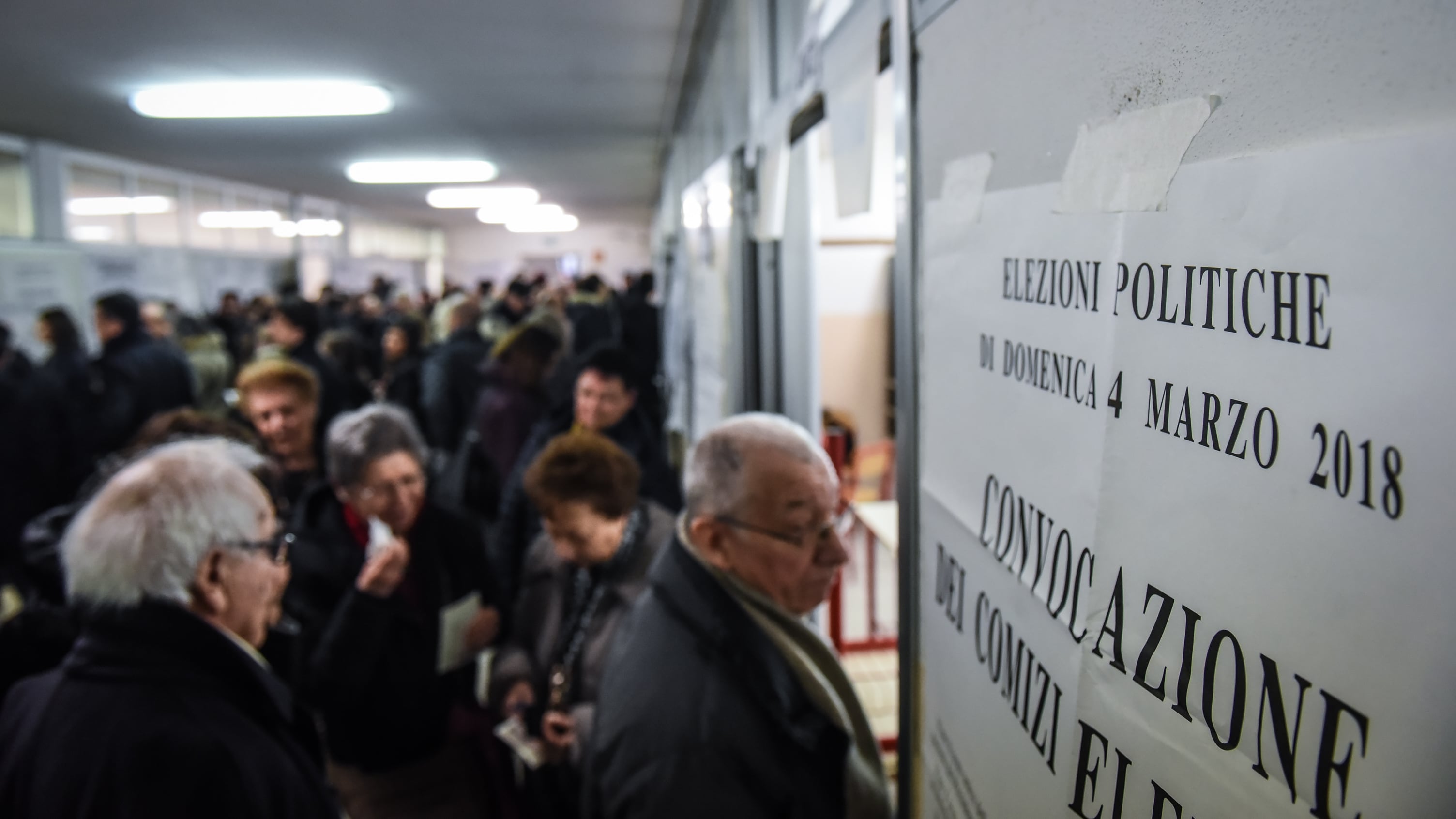 Code ai seggi per il "bollino" Al voto tra ritardi ed errori
