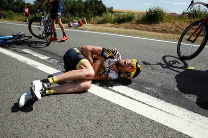 Brutta caduta al Tour de France, gara fermata 5