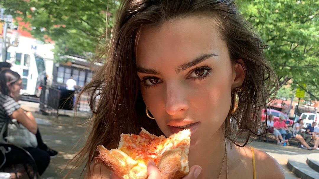 Emily Ratajkowski e la pizza mandano in tilt i fan italiani
