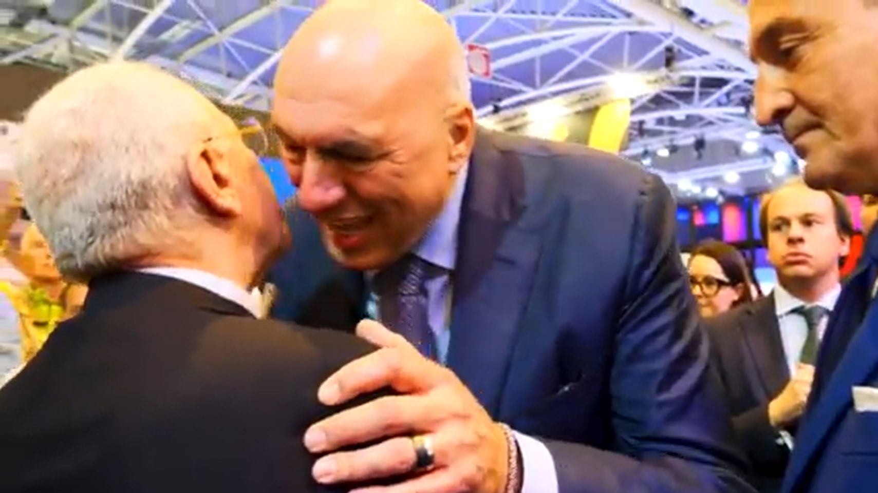 "Sta banda di co**ioni", De Luca e lo scambio di battute con Crosetto