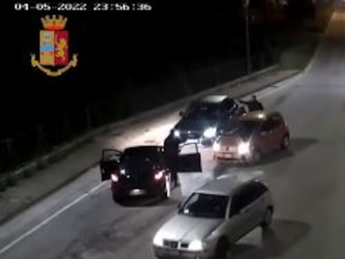 Avellino, ultras bloccano e denudano calciatore: "Indegno di indossare la maglia"