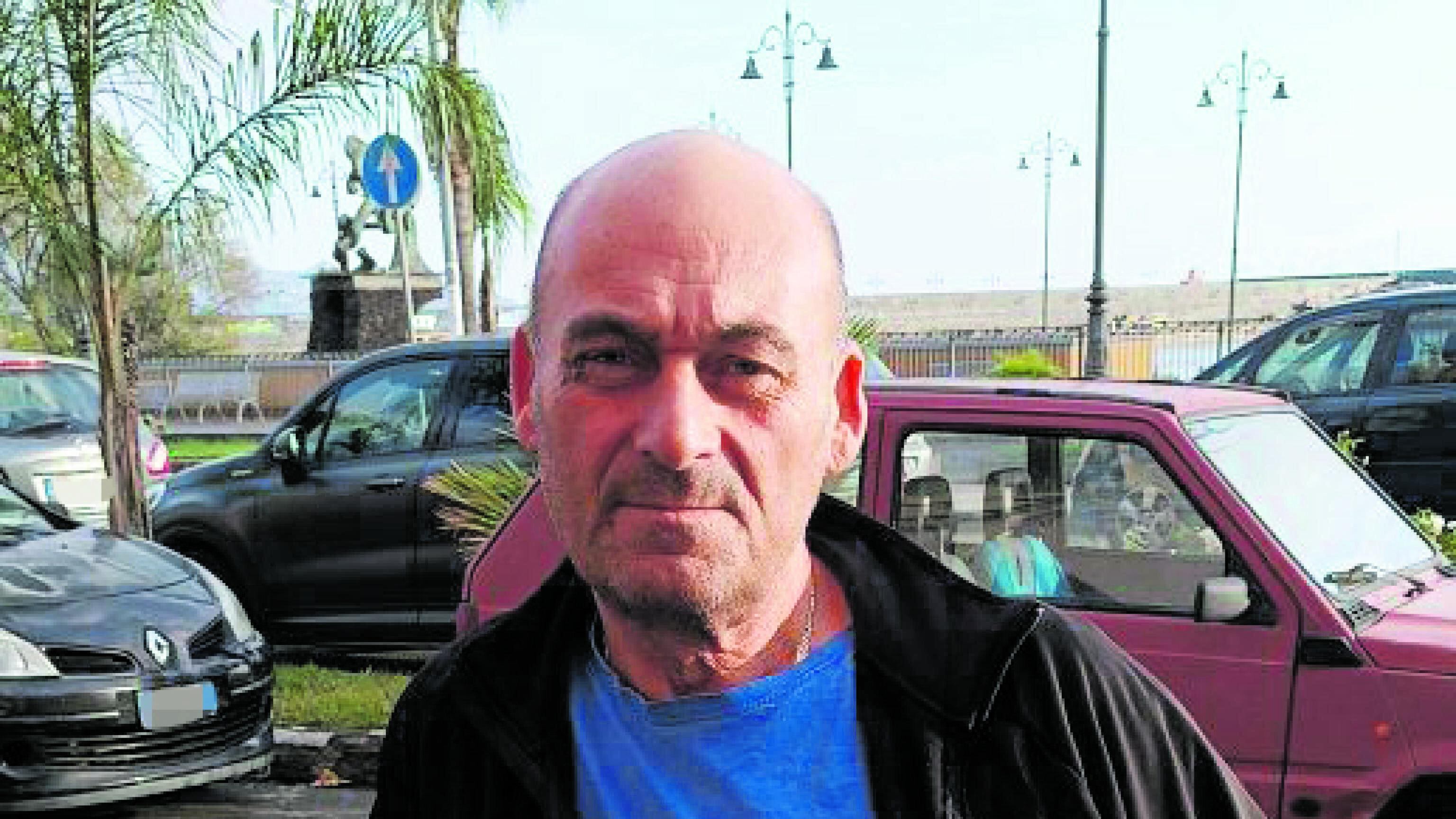 Litiga con il fratello al lavoro e lo uccide a colpi di mannaia