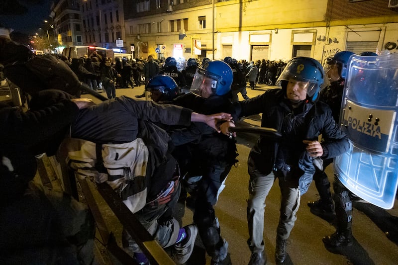 Scontro tra anarchici e polizia al corteo di Roma per Cospito 2