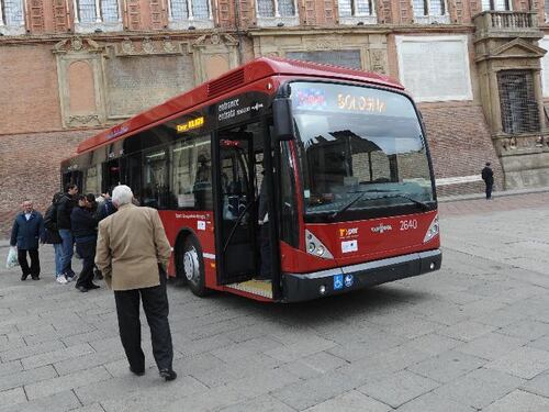 "Scimmia, ti mando all'ospedale". Autista pesta una marocchina perché tarda a scendere dal bus