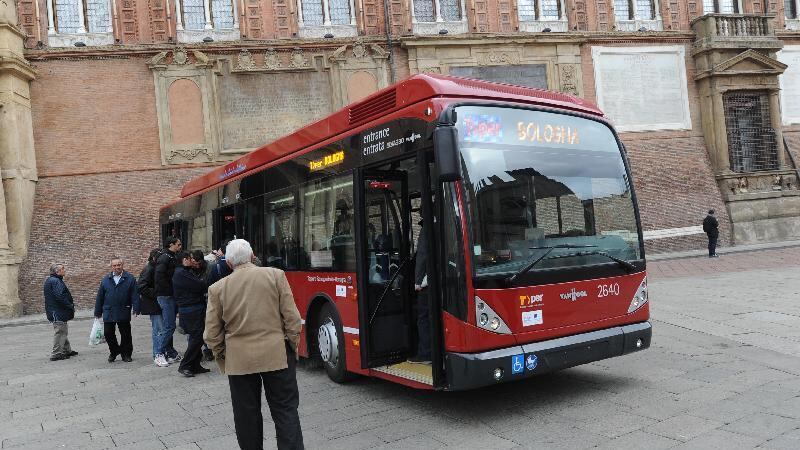 "Scimmia, ti mando all'ospedale". Autista pesta una marocchina perché tarda a scendere dal bus