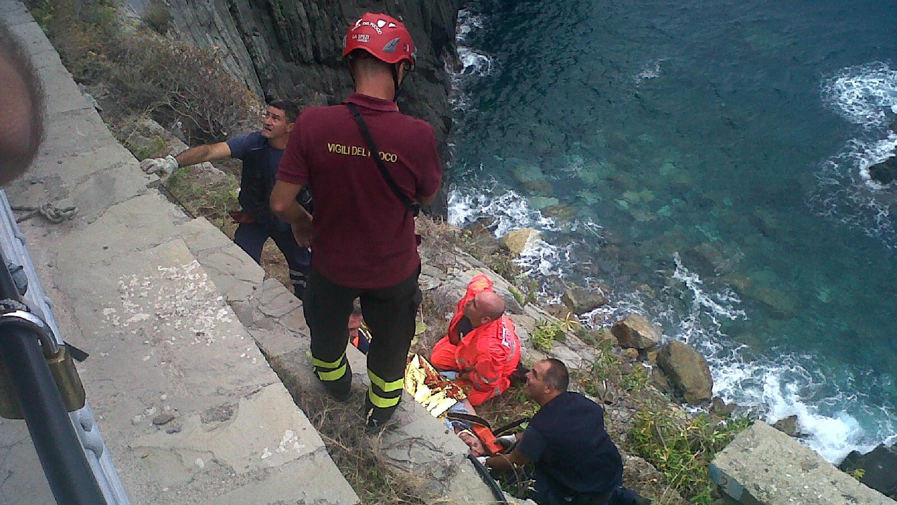 Frana sulla via dell'Amore: 4 turisti feriti