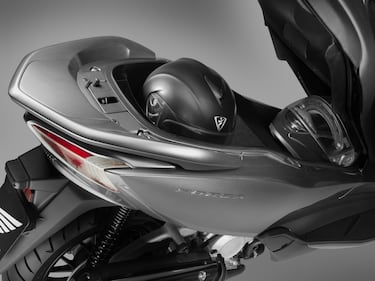 A confronto: Honda Forza 300 Suzuki Burgman 400 1