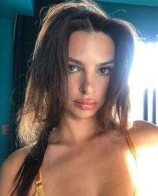 Emily Ratajkowski, topless per il primo anno di matrimonio 8