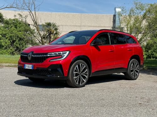 Renault Espace E-Tech: viaggiare con tutta la famiglia spendendo poco. A chi serve il diesel?