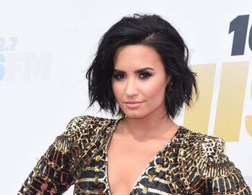 Demi Lovato hot in calze a rete 20