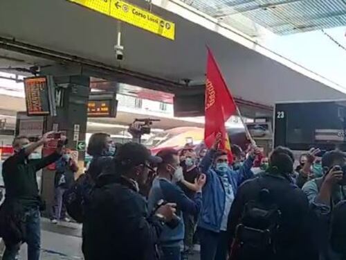 Whirlpool, operai abbandonati da Di Maio ora bloccano la stazione