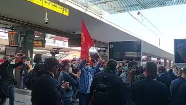 Whirlpool, operai abbandonati da Di Maio ora bloccano la stazione