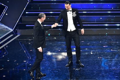 Ibrahimovic sul palco di Sanremo con la giacca col suo logo 3