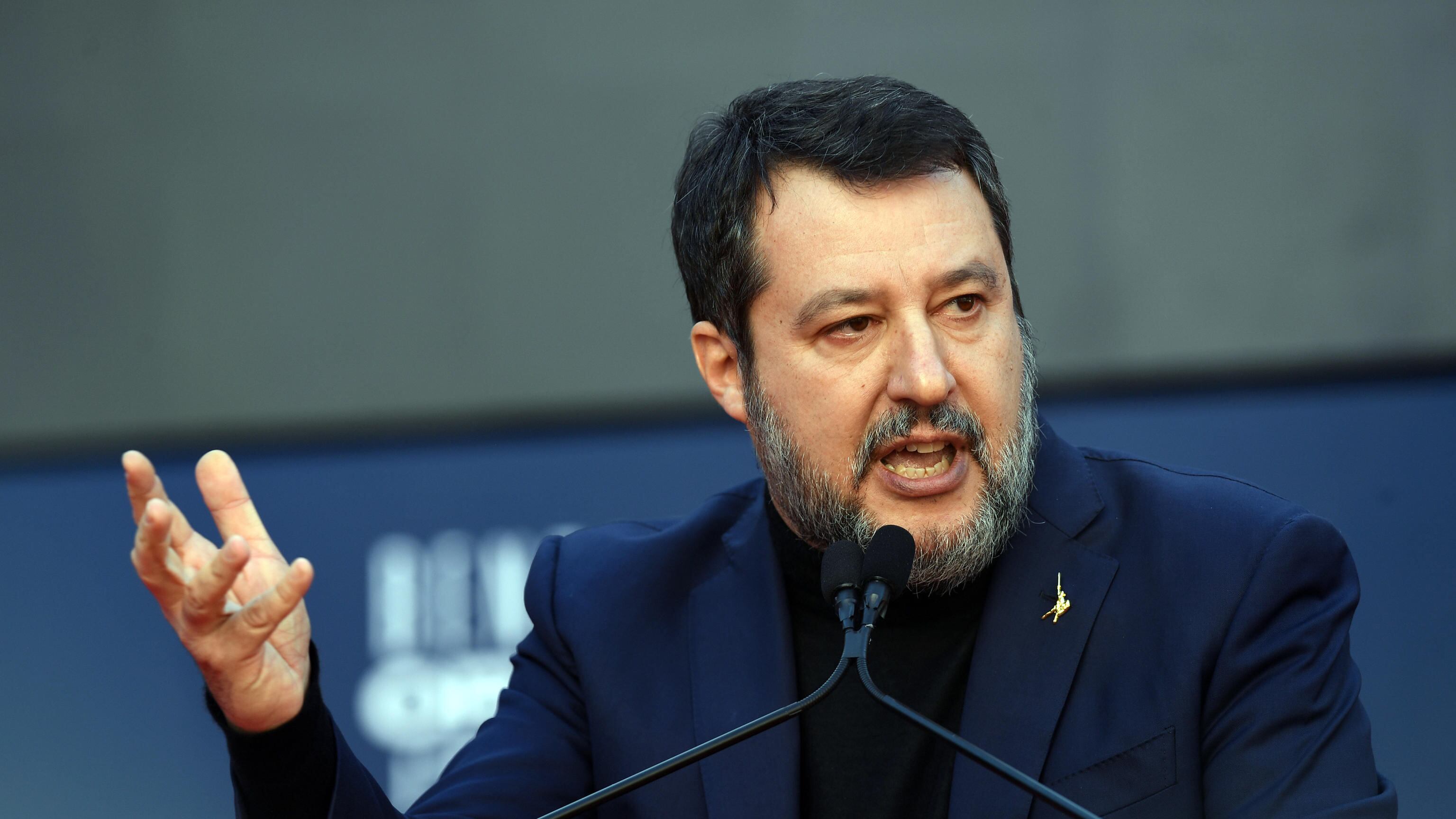 "Non so nulla. Ora querelo". Salvini risponde agli attacchi sul caso Anas