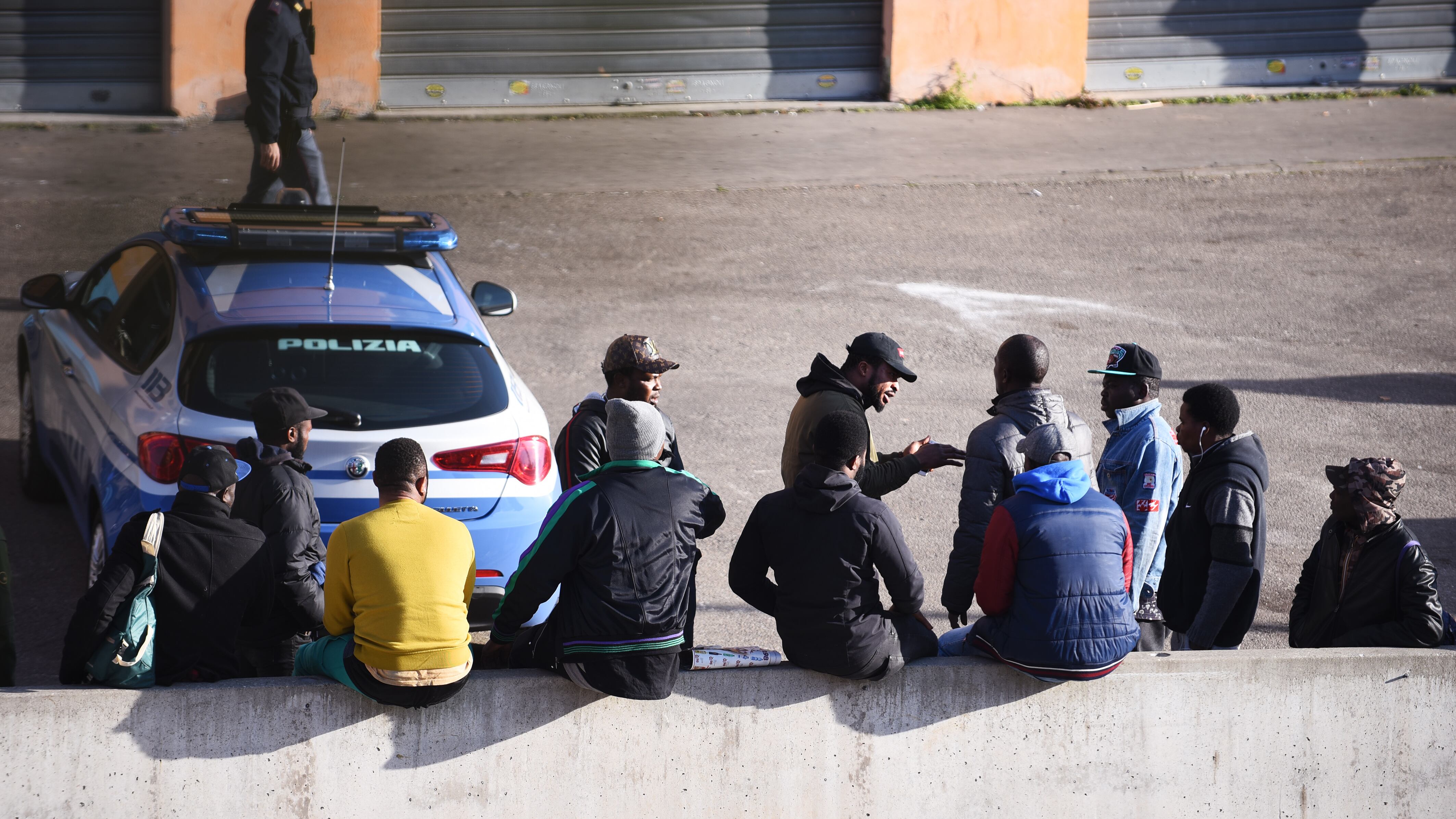 Il villaggio ex Moi è preda dei migranti. Il blitz di Salvini per liberarlo