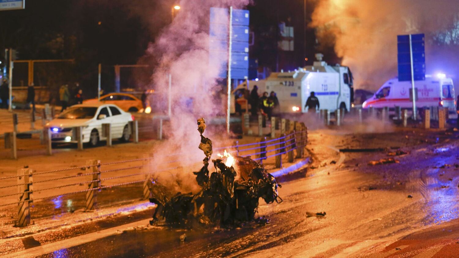 Due esplosione nel centro di Istanbul: attenato contro la polizia