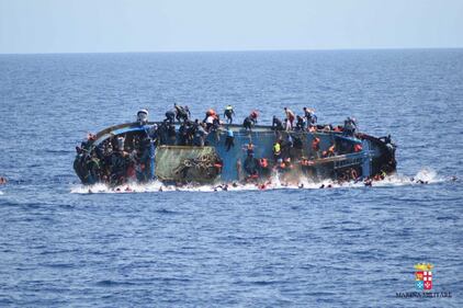 Naufragio a largo della Libia: a bordo 500 persone 12