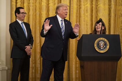 Emergenza Coronavirus, Donald Trump ad un evento per sostenere le piccole imprese 6