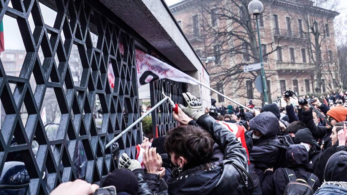 Bastonate e calci ai poliziotti, così la toga assolve tre studenti di sinistra