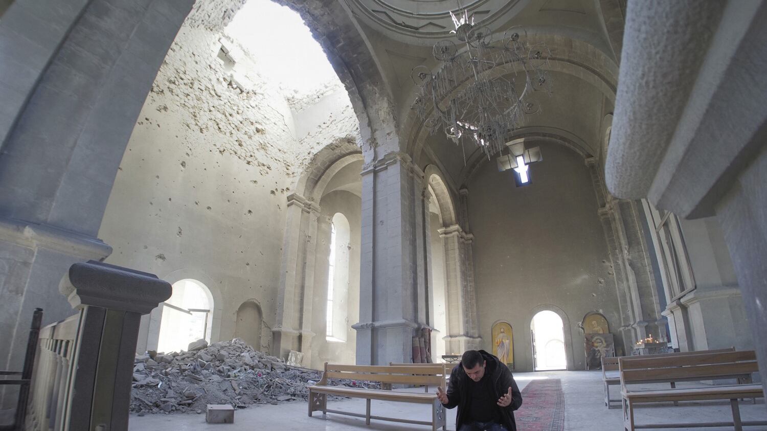 I preti al fronte benedicono i cristiani combattenti