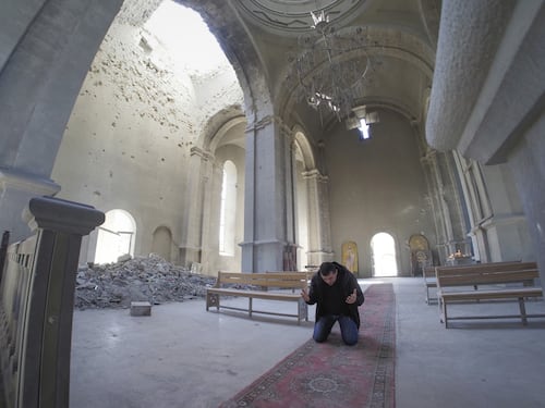 I preti al fronte benedicono i cristiani combattenti