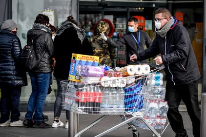 Code al supermercato nella zona del lodigiano colpita dal Coronavirus 6