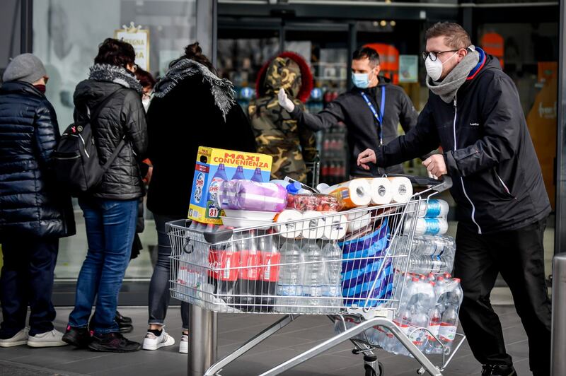 Assalto ai supermercati alla vigilia del "coprifuoco"