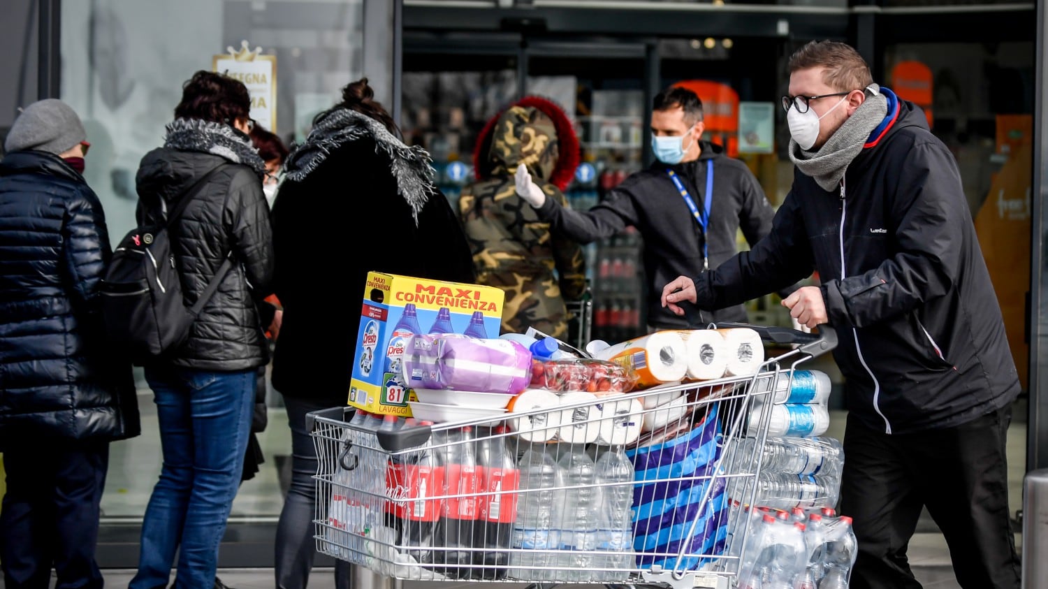 Assalto ai supermercati alla vigilia del "coprifuoco"