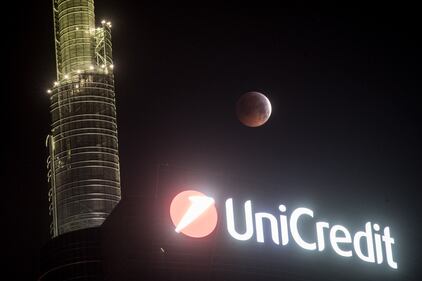 L'eclissi lunare tra i palazzi di Milano 2