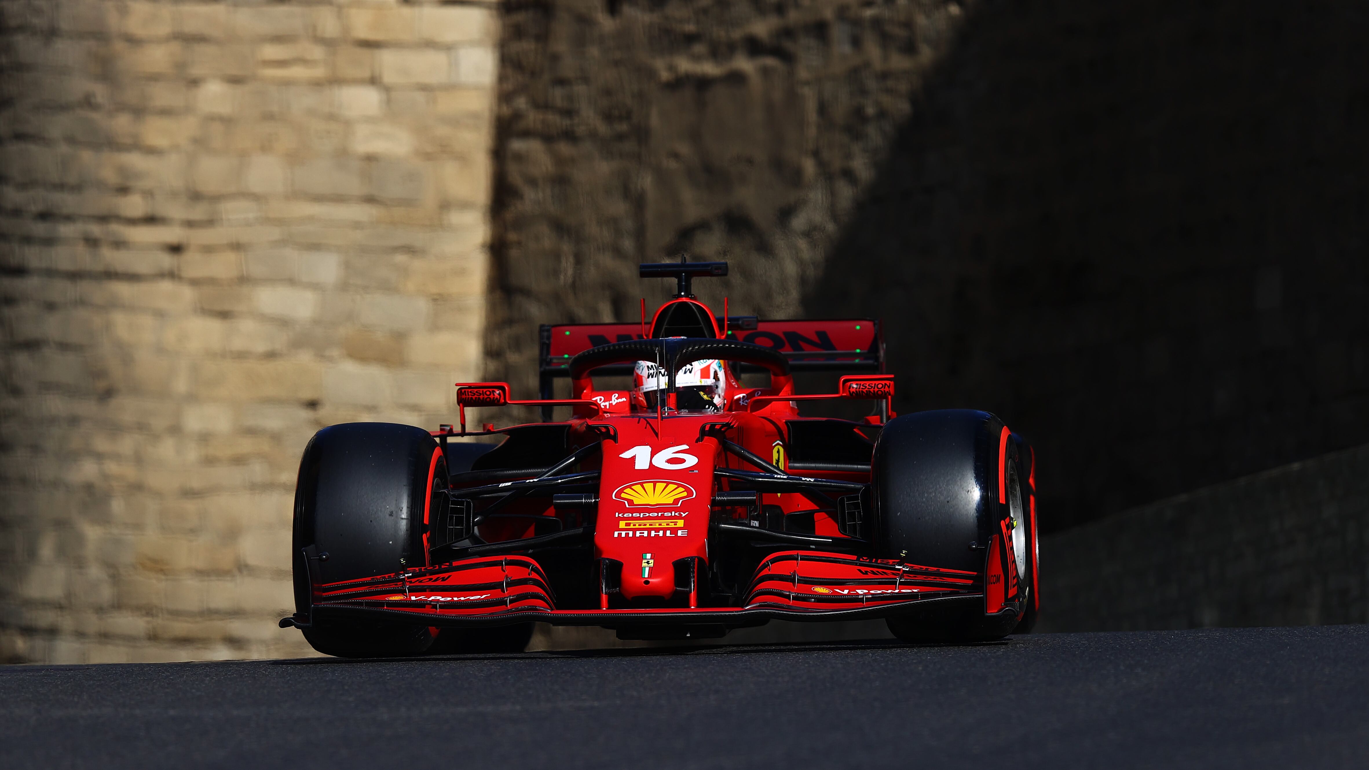 Schiaffone rosso per Hamilton: c'è l'impresa di Leclerc
