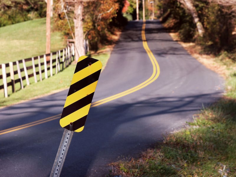 Occhio al segnale nero e giallo che compare lungo la strada: cosa indica e cosa si rischia