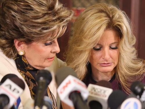 L'ex concorrente accusa Trump: "Io lo respingevo, lui mi baciava"