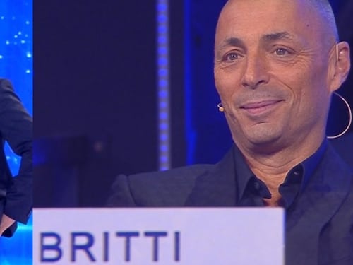 Amici, Pio e Amedeo pungolano Alex Britti