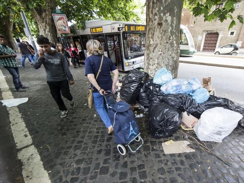 Roma, sciopero rifiuti: disagio per le vie della città