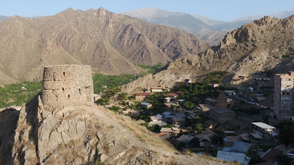 La guerra vista da Meghri: la fuga di due sorelle iraniane e il sogno della libertà