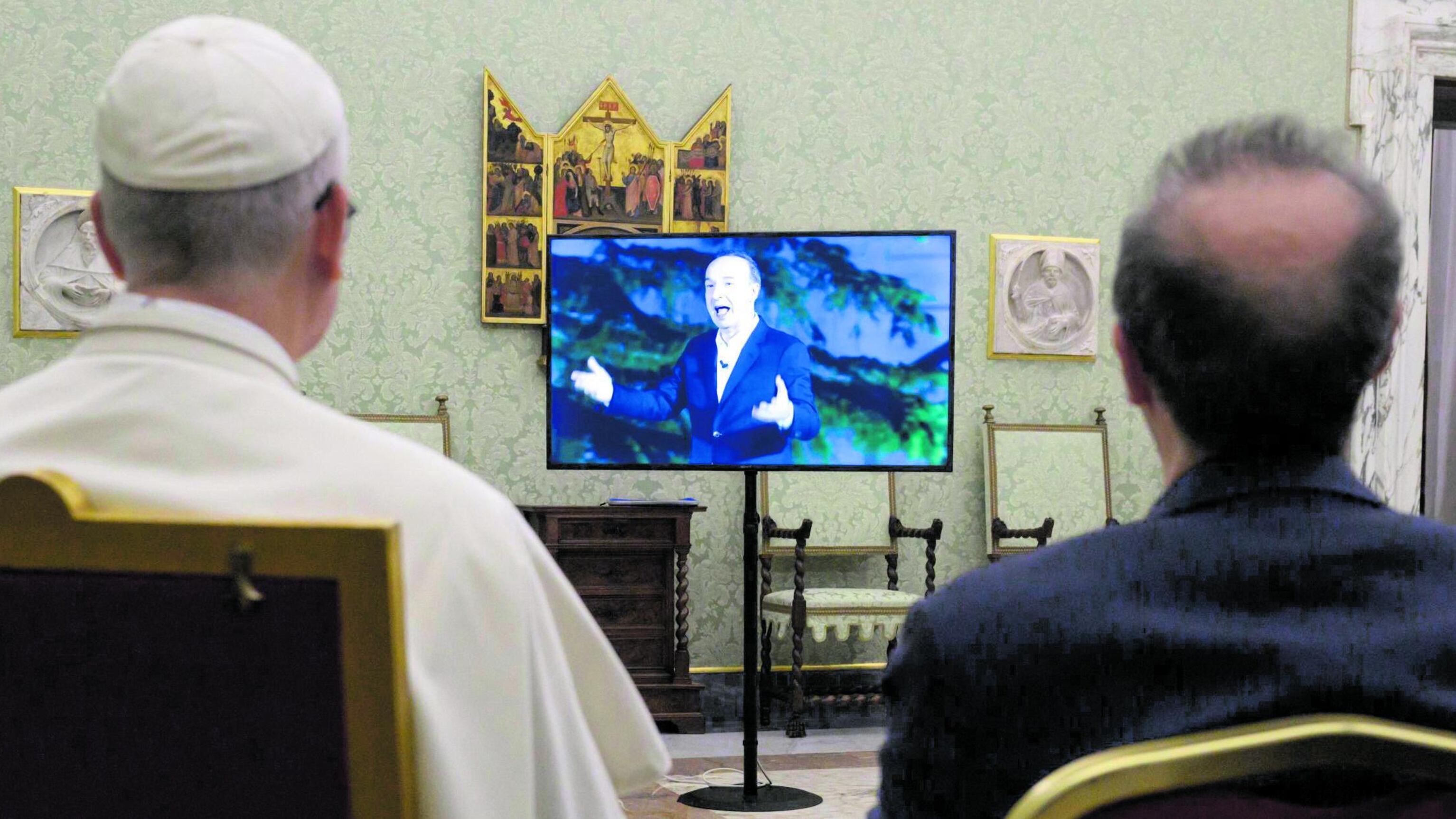 Adesso Benigni si affida a San Pietro. Il "piccolo diavolo" rinuncia alla politica