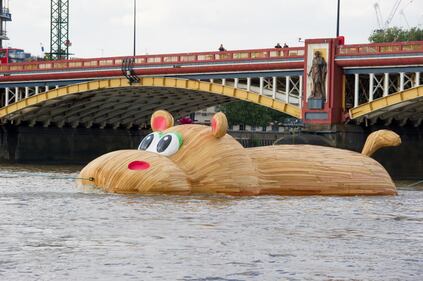 Londra, ippopotamo gigante naviga lungo il Tamigi 4