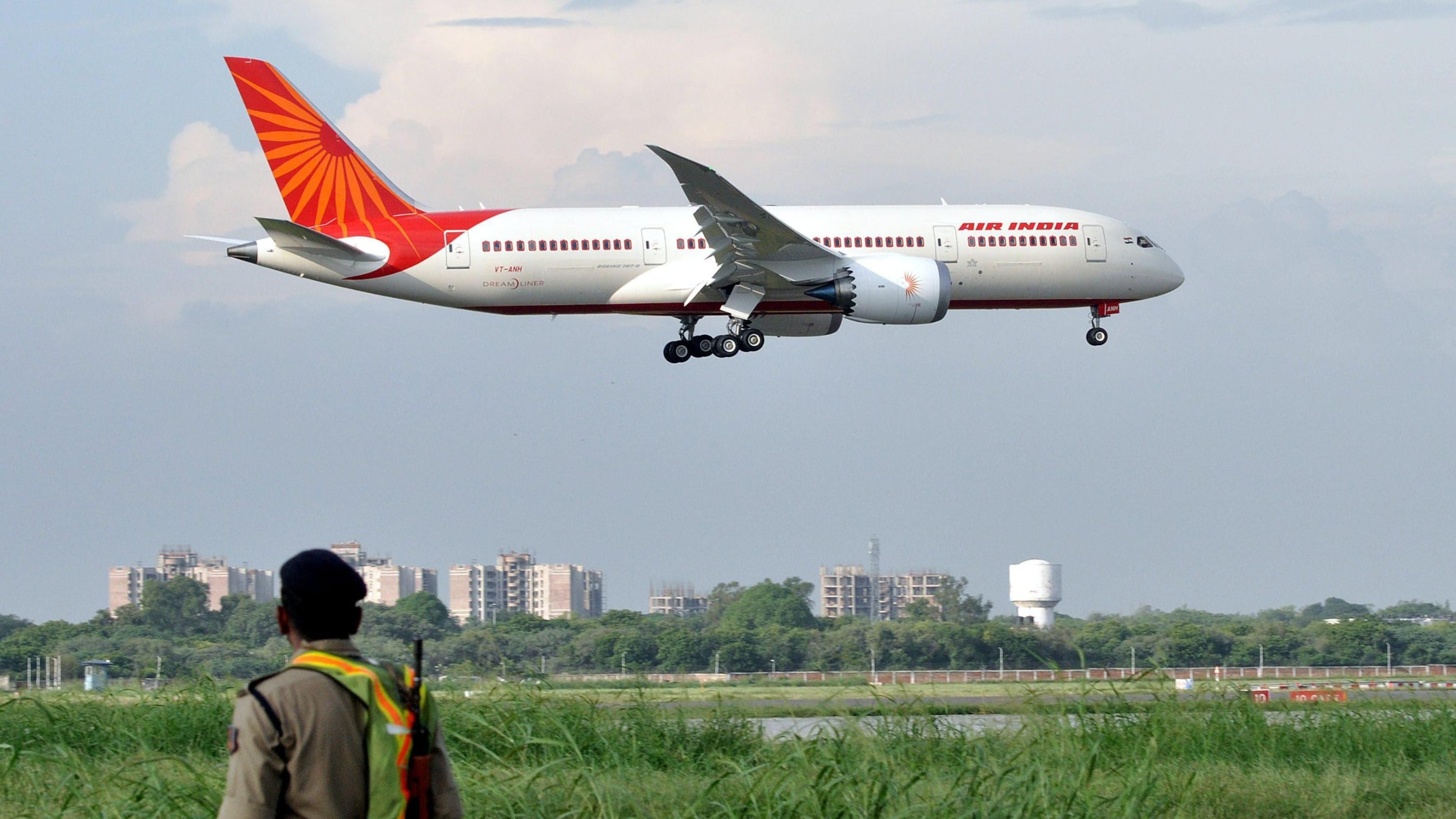 Air India, nuovo problema a un Boeing 787: rientro immediato a Hong Kong