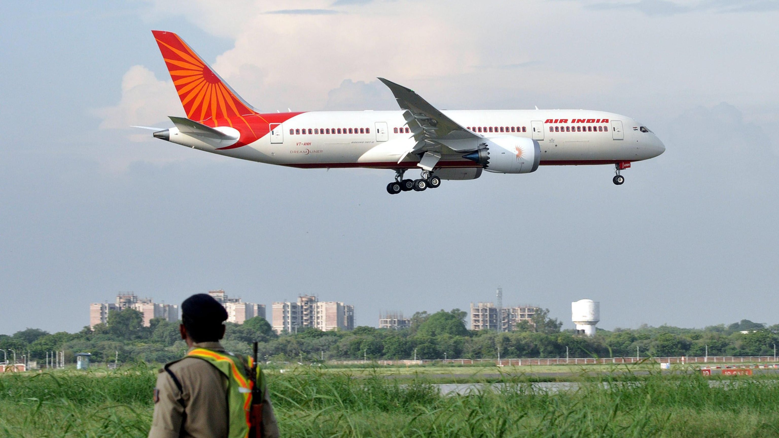Air India, nuovo problema a un Boeing 787: rientro immediato a Hong Kong
