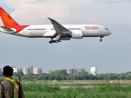 Air India, nuovo problema a un Boeing 787: rientro immediato a Hong Kong