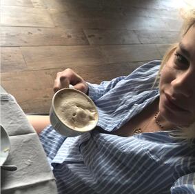 Emma Marrone, sexy in calze a rete 23