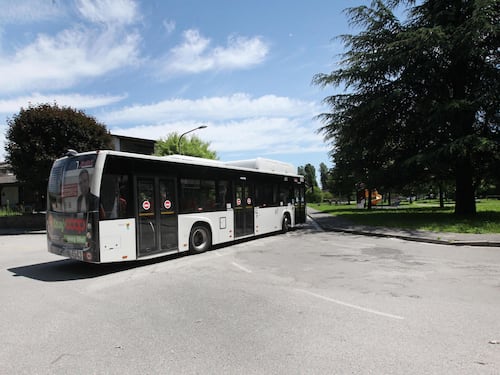 Controllore rimprovera 16enni sul bus, aggredito