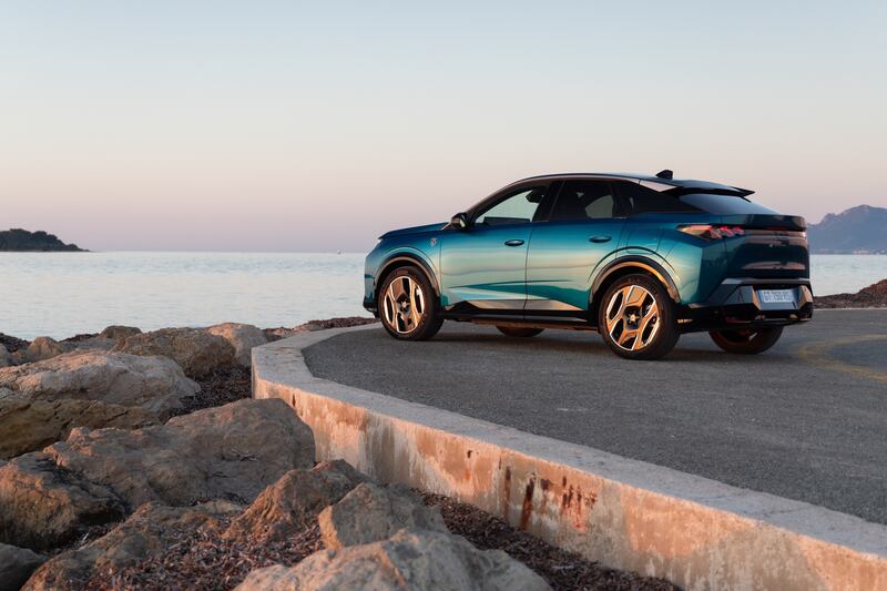 Peugeot e-3008: guarda tutte le foto 15